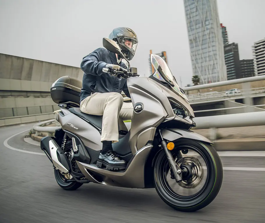 La QJMotor MTX 125 entra con fuerza y se coloca entre las 20 motos más vendidas en España en 2025